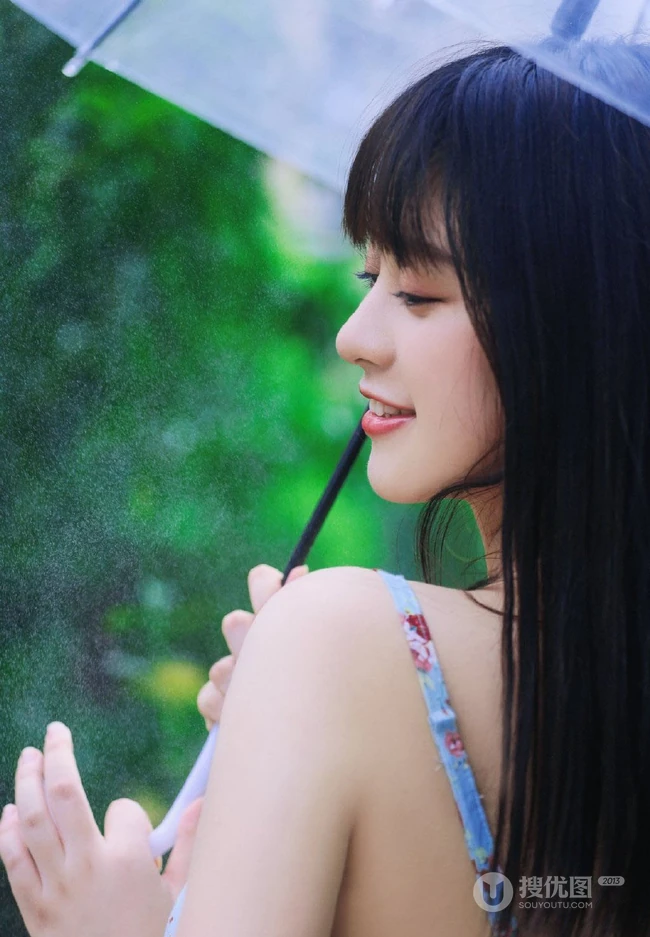 清纯甜美印花肩带长裙女生手拿雨伞超美户外清新写真照