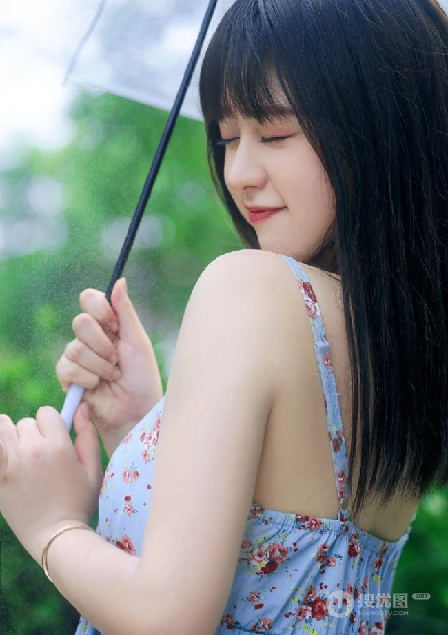 清纯甜美印花肩带长裙女生手拿雨伞超美户外清新写真照