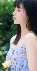 清纯甜美印花肩带长裙女生手拿雨伞超美户外清新写真照