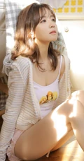 有卧蚕的漂亮气质线条感，细腰，线条精选肩带背心短裤浅粉女生吸睛室内照