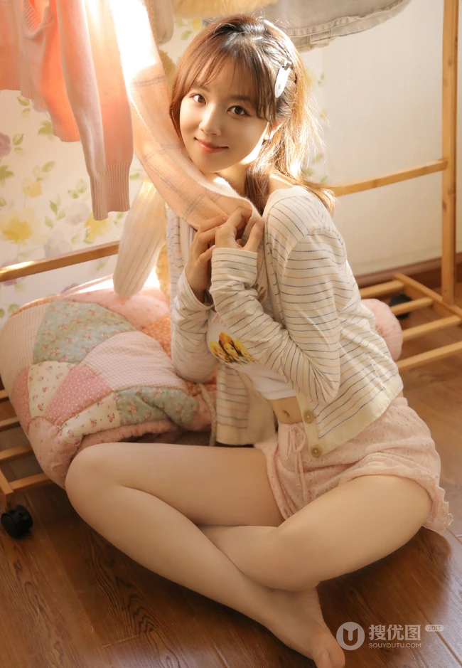 有卧蚕的漂亮气质线条感，细腰，线条精选肩带背心短裤浅粉女生吸睛室内照