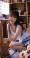 不穿家居服的简约白背心牛仔短裤少女怡然自得居家写真图片