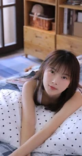 不穿家居服的简约白背心牛仔短裤少女怡然自得居家写真图片