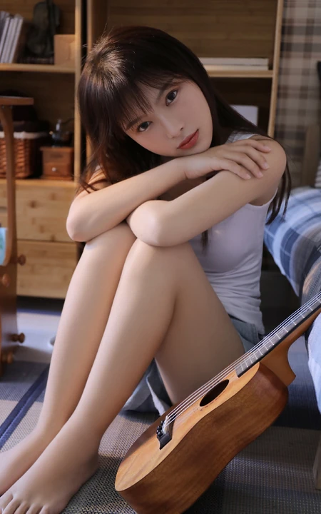 不穿家居服的简约白背心牛仔短裤少女怡然自得居家写真图片