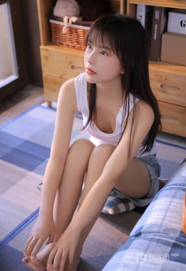不穿家居服的简约白背心牛仔短裤少女怡然自得居家写真图片