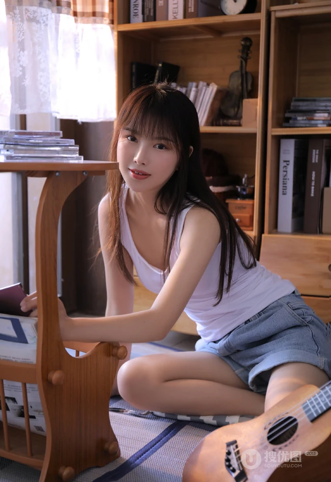 不穿家居服的简约白背心牛仔短裤少女怡然自得居家写真图片