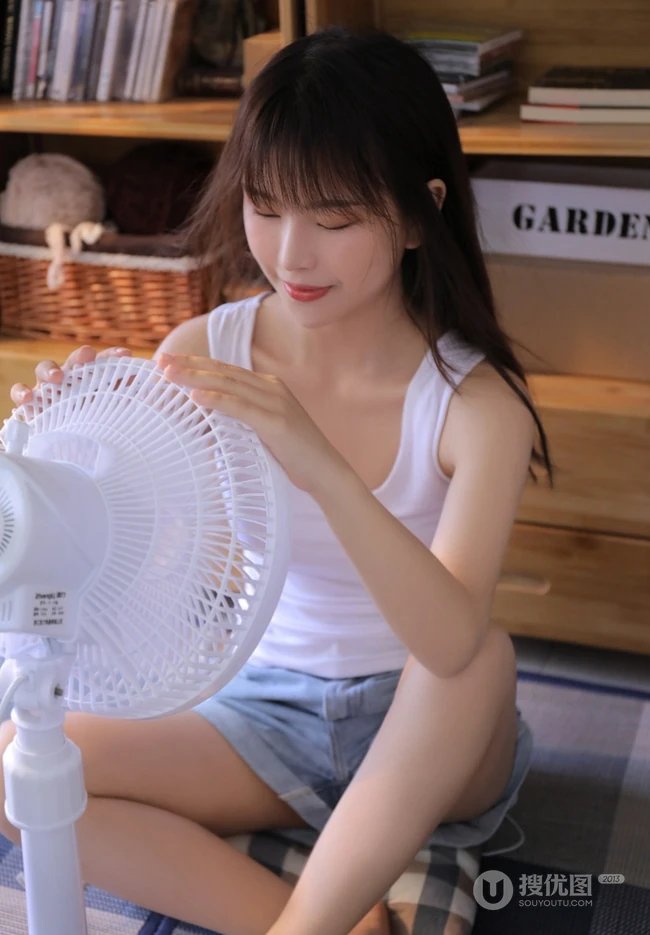 不穿家居服的简约白背心牛仔短裤少女怡然自得居家写真图片