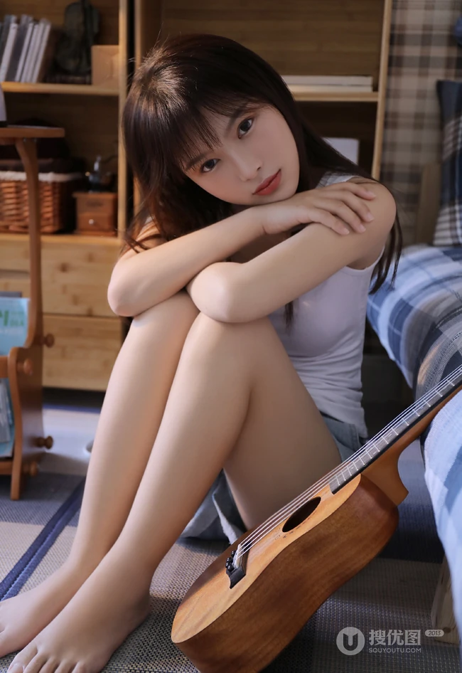 不穿家居服的简约白背心牛仔短裤少女怡然自得居家写真图片