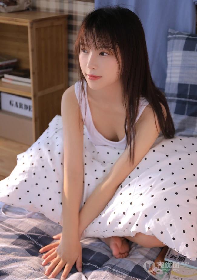 不穿家居服的简约白背心牛仔短裤少女怡然自得居家写真图片