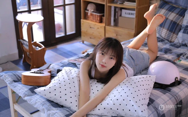 不穿家居服的简约白背心牛仔短裤少女怡然自得居家写真图片