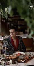 陈楚河经典大背梳绑发发型登杂志写真照，一个人安静享受美味餐点