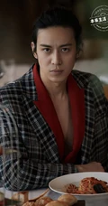 陈楚河经典大背梳绑发发型登杂志写真照，一个人安静享受美味餐点