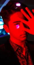 陈若轩豹纹装衬衣黑裤帅气光影写真照片