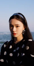 林允浪漫海边玩下衣失踪大秀气质线条感休闲写真美照