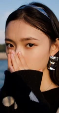 林允浪漫海边玩下衣失踪大秀气质线条感休闲写真美照