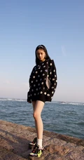 林允浪漫海边玩下衣失踪大秀气质线条感休闲写真美照