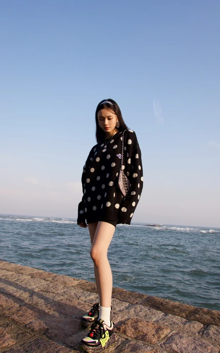 林允浪漫海边玩下衣失踪大秀气质线条感休闲写真美照