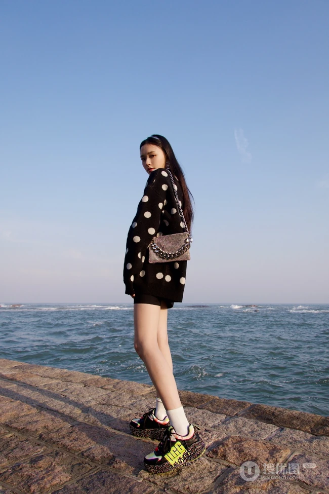 林允浪漫海边玩下衣失踪大秀气质线条感休闲写真美照