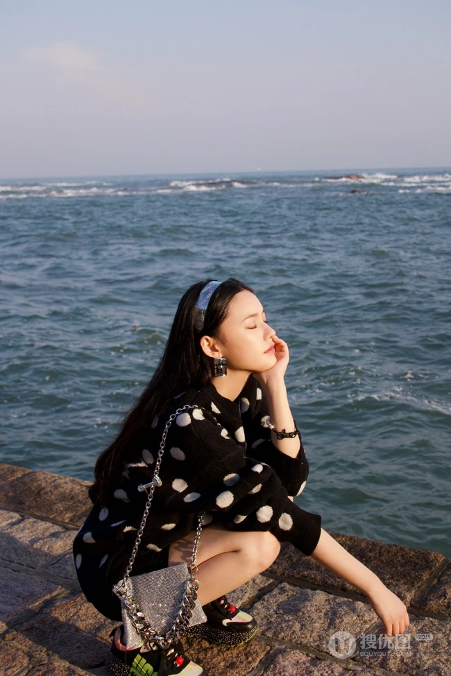 林允浪漫海边玩下衣失踪大秀气质线条感休闲写真美照