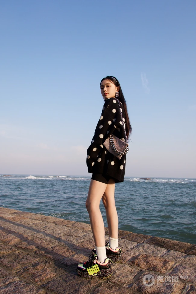 林允浪漫海边玩下衣失踪大秀气质线条感休闲写真美照