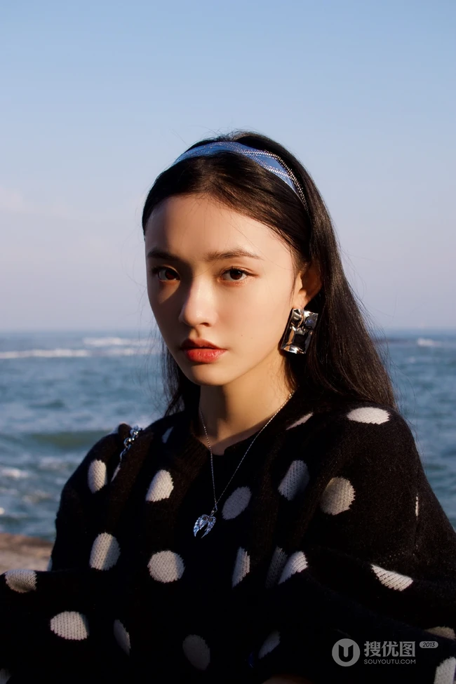 林允浪漫海边玩下衣失踪大秀气质线条感休闲写真美照
