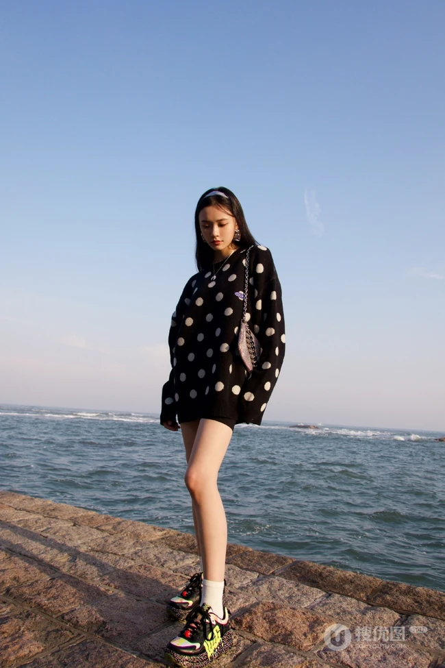 林允浪漫海边玩下衣失踪大秀气质线条感休闲写真美照