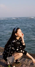 林允浪漫海边玩下衣失踪大秀气质线条感休闲写真美照