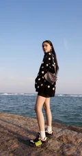林允浪漫海边玩下衣失踪大秀气质线条感休闲写真美照