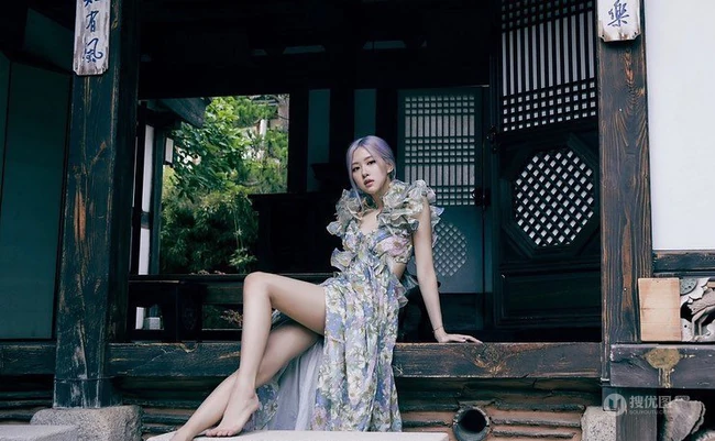 朴彩英时尚个性染发发型搭配花裙，尽显气质美肩，美背，大长腿写真照