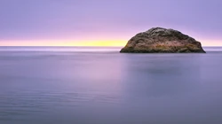 海上灯塔搭配紫色彩霞的唯美自然风景壁纸