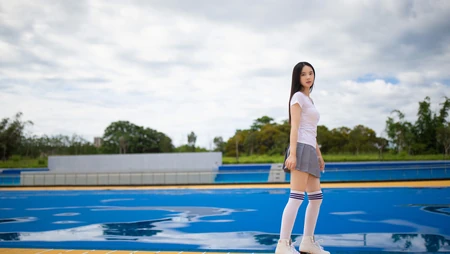 泳池边长发清纯穿百褶裙的元气美女高清电脑壁纸