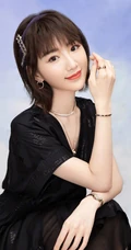 毛晓彤V领黑裙优雅动人半身写真照图集