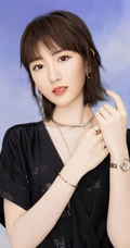 毛晓彤V领黑裙优雅动人半身写真照图集