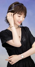 毛晓彤V领黑裙优雅动人半身写真照图集