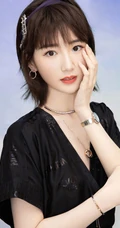 毛晓彤V领黑裙优雅动人半身写真照图集
