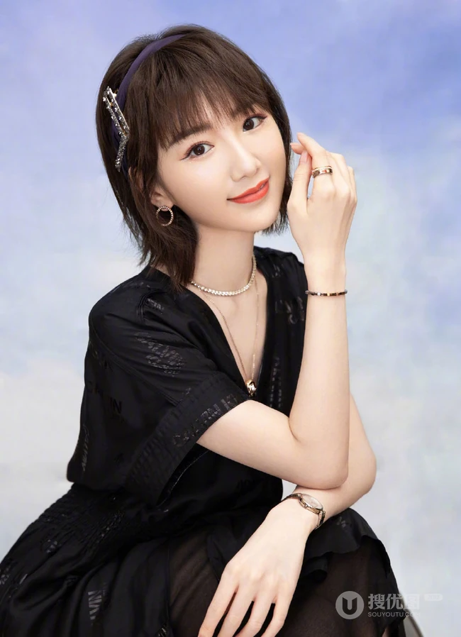 毛晓彤V领黑裙优雅动人半身写真照图集