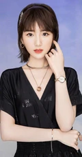 毛晓彤V领黑裙优雅动人半身写真照图集
