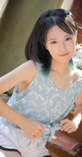 皮肤浅粉的齐肩短发清纯少女穿着清凉居家吃西瓜可爱甜美写真