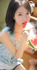皮肤浅粉的齐肩短发清纯少女穿着清凉居家吃西瓜可爱甜美写真