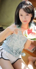 皮肤浅粉的齐肩短发清纯少女穿着清凉居家吃西瓜可爱甜美写真