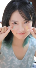 皮肤浅粉的齐肩短发清纯少女穿着清凉居家吃西瓜可爱甜美写真