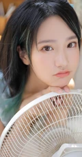 皮肤浅粉的齐肩短发清纯少女穿着清凉居家吃西瓜可爱甜美写真
