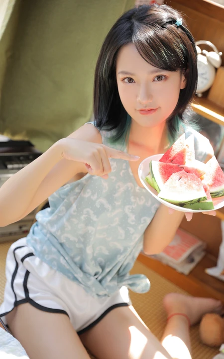 皮肤浅粉的齐肩短发清纯少女穿着清凉居家吃西瓜可爱甜美写真