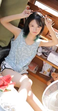 皮肤浅粉的齐肩短发清纯少女穿着清凉居家吃西瓜可爱甜美写真