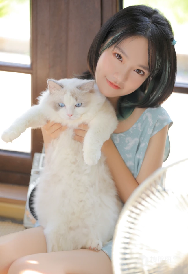 皮肤浅粉的齐肩短发清纯少女穿着清凉居家吃西瓜可爱甜美写真