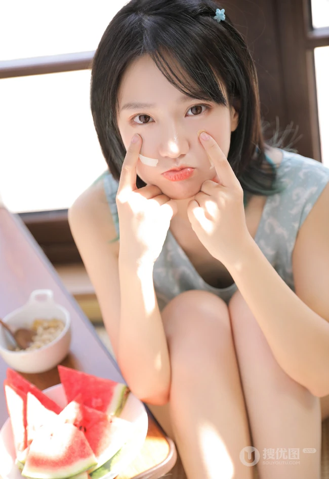 皮肤浅粉的齐肩短发清纯少女穿着清凉居家吃西瓜可爱甜美写真