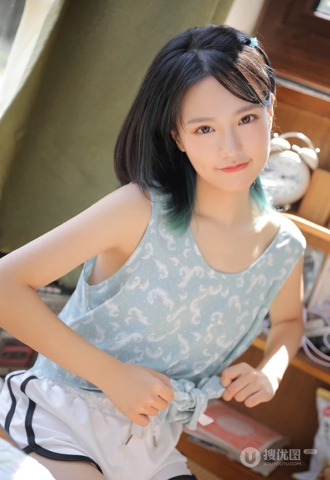 皮肤浅粉的齐肩短发清纯少女穿着清凉居家吃西瓜可爱甜美写真
