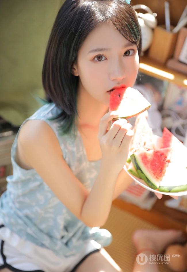 皮肤浅粉的齐肩短发清纯少女穿着清凉居家吃西瓜可爱甜美写真