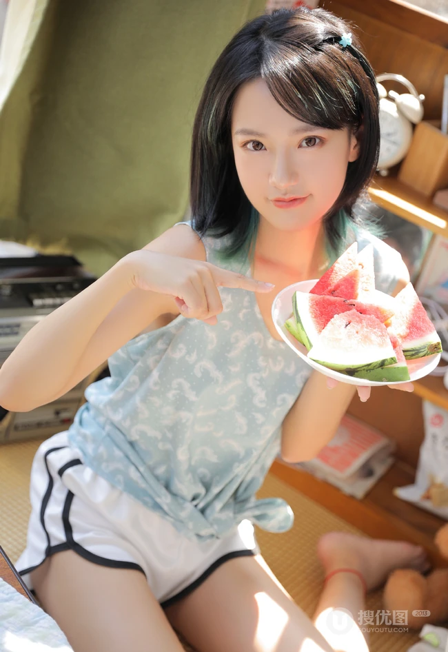 皮肤浅粉的齐肩短发清纯少女穿着清凉居家吃西瓜可爱甜美写真