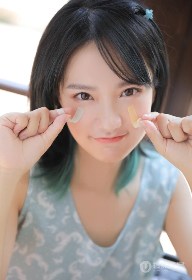 皮肤浅粉的齐肩短发清纯少女穿着清凉居家吃西瓜可爱甜美写真